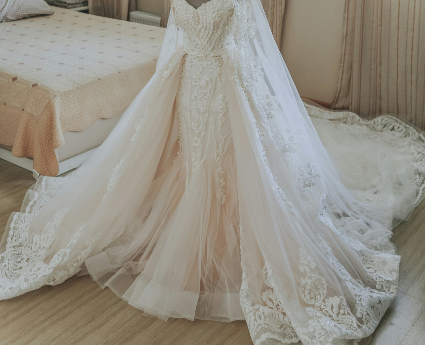 Brautkleid für mollige Frauen finden - Tipps zur Hochzeitsplanung