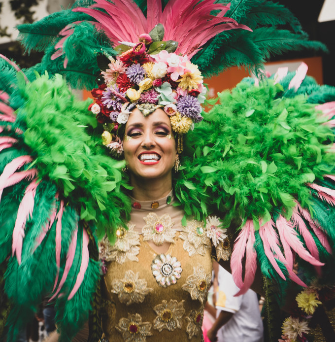 Karneval in Rio de Janeiro: Am Freitag vor Aschermittwoch beginnt in der brasilianischen Stadt die große Parade der Sambaschulen. Beim größten Samba-Fest der Welt geht es bunt zu. Während in Deutschland neben der Verkleidung lustige Witze, Reden und viel Alkohol im Vordergrund steht, dreht sich beim heißen Karneval in Brasilien alles ums Tanzen.