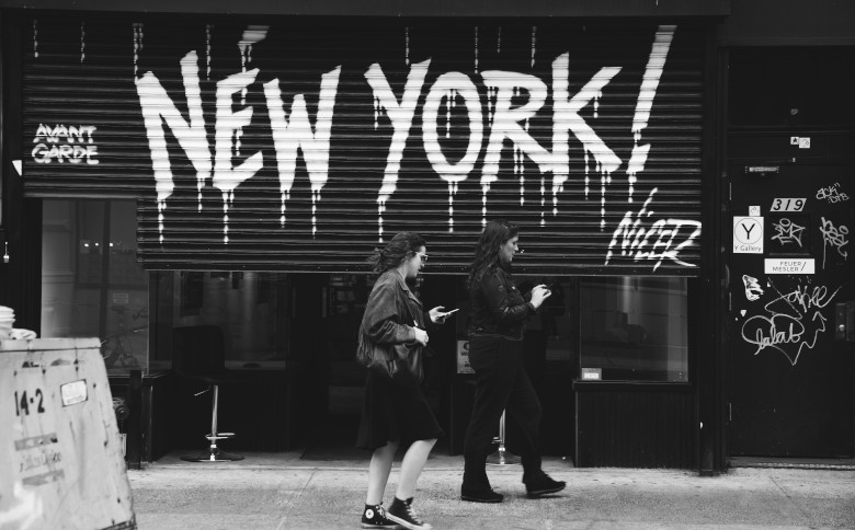 Fashion Shows in New York: Hier treffen sich weltweit führende Modedesigner, Models und Fashion Labels. Fast alle globalen Brands haben ein Office in NYC. Das ist kein Zufall, denn die ersten und einflussreichsten Modezeitschriften der Welt kommen aus New York.