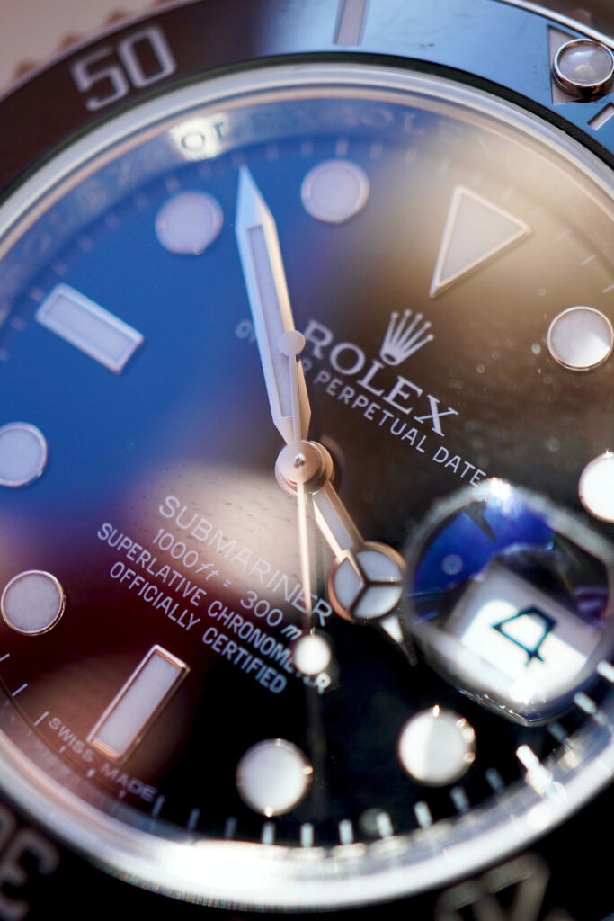 Die Rolex Submariner ist eine legendäre Uhr und Top-Referenz unter den Taucheruhren. Sie wurde 1953 eingeführt. Alte und seltene Editionen der Submariner sind äußerst beliebt bei Sammlern.